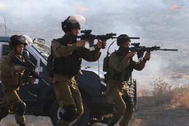 جنود الاحتلال يطلقون النار صوب مواطنين