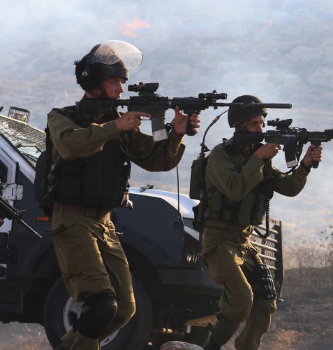 جنود الاحتلال يطلقون النار صوب مواطنين