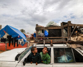أطفال يجلسون داخل مركبة محملة بأشياء مؤمنة بحبل بينما يفر الناس من رفح في جنوب قطاع غزة في 13 شباط/ فبراير 2024 تصوير محمد عابد/ وكالة فرانس برس
